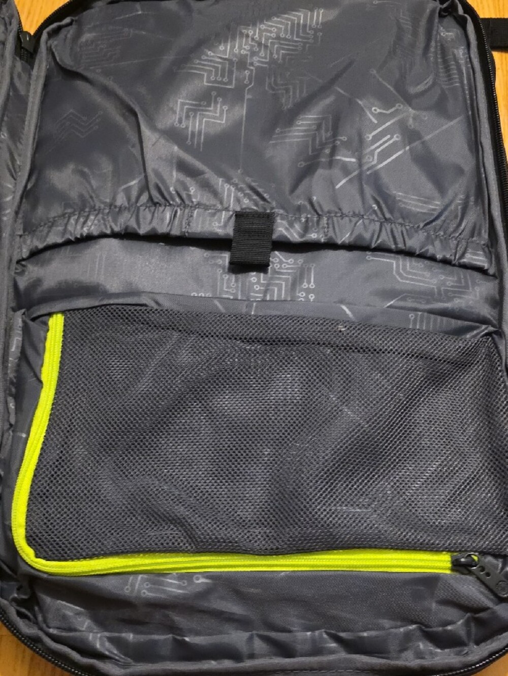 SwissGear Black Travel Backpack with Lime Accent - Picture 7 of 13